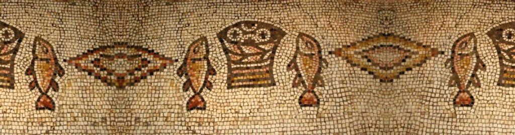 Mosaikdarstellung mit Fischen und Broten